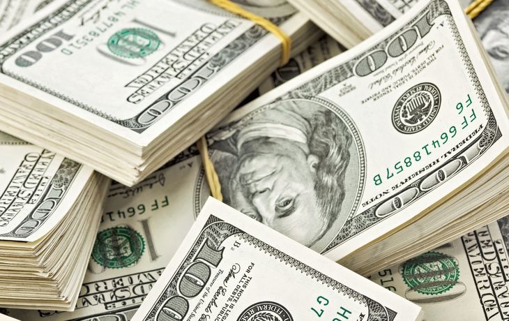 El Central se desprendió de US$150 millones y el dólar blue bajó a $15,46