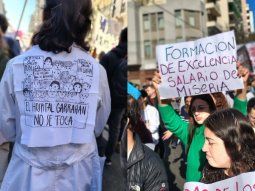 trabajadores del hospital garrahan marchan en plaza de mayo: no somos noquis trabajadores del hospital garrahan marchan en plaza de mayo: no somos noquis