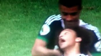 un argentino y su curiosa broma a un companero durante un festejo un argentino y su curiosa broma a un companero durante un festejo