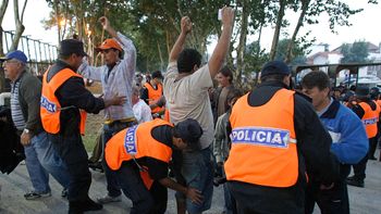 Imágenes de un cacheo policial en los alrededores del Estadio José María Minella de Mar del Plata Imágenes de un cacheo policial en los alrededores del Estadio José María Minella de Mar del Plata