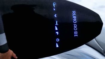 una marca se imagina una tabla de surf que puede recibir tuits y datos climaticos una marca se imagina una tabla de surf que puede recibir tuits y datos climaticos