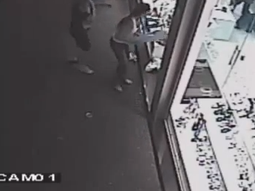 mira el momento en que una mujer noquea a un ladron pegandole con un maniqui mira el momento en que una mujer noquea a un ladron pegandole con un maniqui