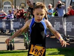 Un nene de 8 años con parálisis cerebral completó un triatlón: mirá el video