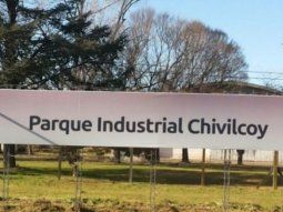 Alberto visita en Chivilcoy una fábrica de zapatillas que reabrió este año