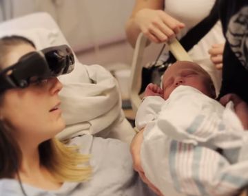 Madre ciega ve a su bebé por primera vez gracias a unos anteojos electrónicos