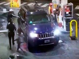 Nueve delincuentes abordaron a un automovilista mientras cargaba nafta y le robaron la camioneta