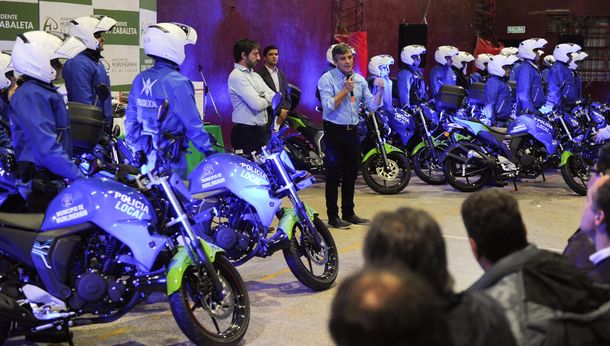 Zavaleta entregó motos para patrullar Hurlingham