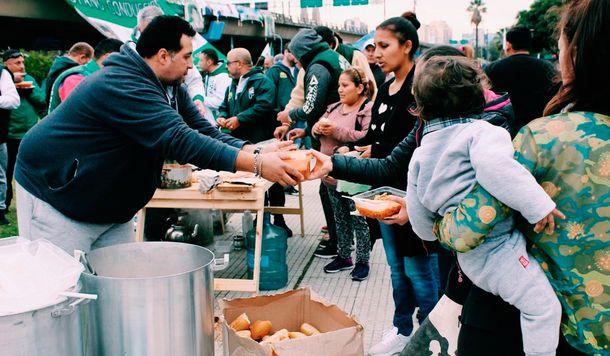 Organizaciones sociales instalan ollas populares en Plaza de Mayo