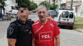 Pity Álvarez junto a un oficial de policía Pity Álvarez junto a un oficial de policía