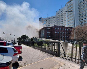 Un voraz incendio se desató en el Edificio Libertad de la Armada