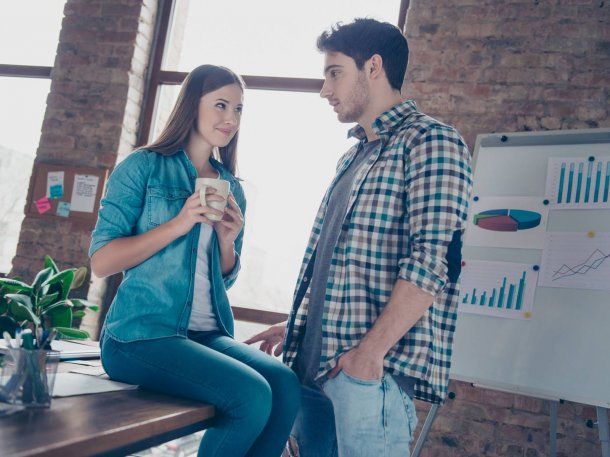 ¿Es infiel quien coquetea con otras personas por redes o en persona?