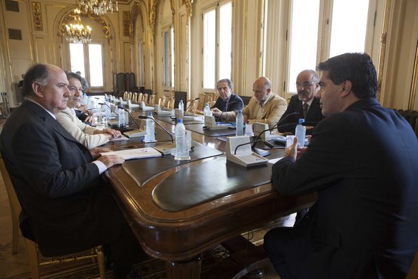 Paro de micros: el ministro de Trabajo y el titular de la UTA están reunidos