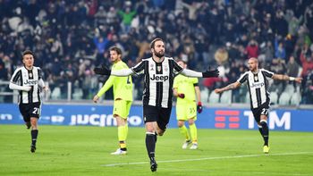 Higuaín celebra su primer tanto de la noche Higuaín celebra su primer tanto de la noche