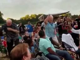 Dos abuelos que la rompieron bailando en un recital de rap se viralizaron Dos abuelos que la rompieron bailando en un recital de rap se viralizaron