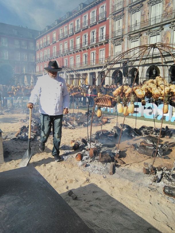Francis Mallman preparó un asado en Madrid