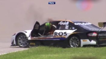 impresionante: un piloto se tiro del auto prendido fuego y esta en terapia intensiva impresionante: un piloto se tiro del auto prendido fuego y esta en terapia intensiva