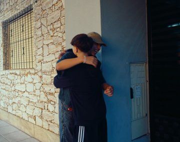 Milo J fue a la casa de sus fanáticos y les hizo una entrega especial