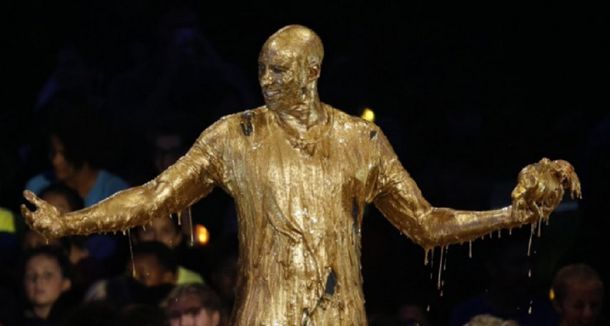 ¿Qué estrella de la NBA quedó completamente bañada en oro?