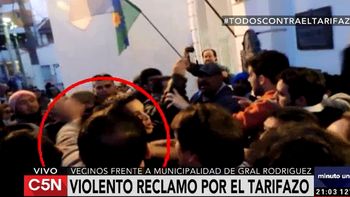 escrachan al intendente de general rodriguez en una protesta contra el tarifazo escrachan al intendente de general rodriguez en una protesta contra el tarifazo
