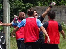 El delantero uruguayo se divirtió en la práctica y se puso el buzo de arquero, donde sorprendió a todos El delantero uruguayo se divirtió en la práctica y se puso el buzo de arquero, donde sorprendió a todos