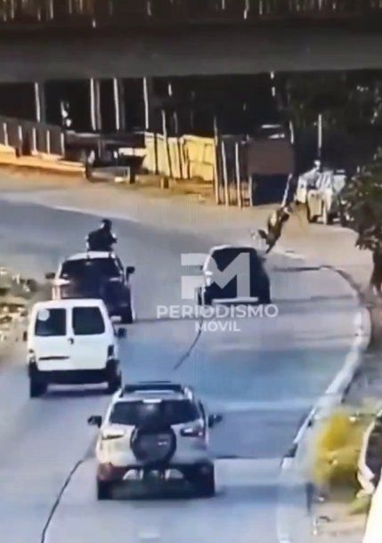 Una policía hizo volar por el aire a un delincuente que intentó robar en el Triángulo de Bernal