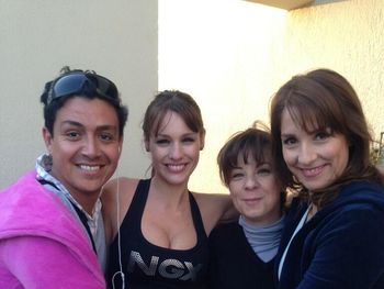 Pampita, a full en el set de Familia moderna