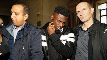 el jugador del psg serge aurier ira a la carcel por pegarle a un policia el jugador del psg serge aurier ira a la carcel por pegarle a un policia