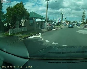 Una moto se manda mal y choca contra dos vehículos