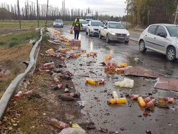 Camión perdió parte de su carga y automovilistas se detenían para llevarse botellas de cerveza