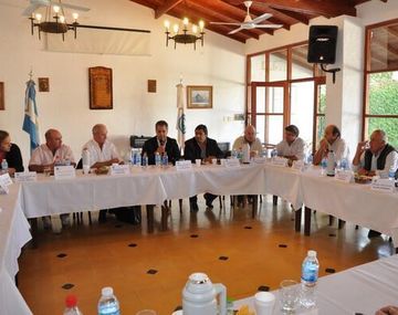 El ministro Rodríguez junto a ruralistas. Gentileza: El Día