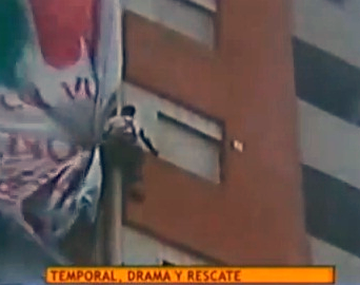 Córdoba: desafió al temporal y terminó rescatado por la Policía