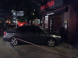 Así quedó el Toyota Corolla incrustado contra el comercio
