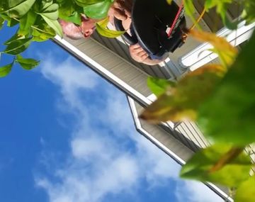 El celular grabó la caída y hasta el corte de pasto del jardín donde aterrizó