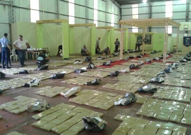 Encuentran cuatro toneladas de marihuana en un camión empantanado