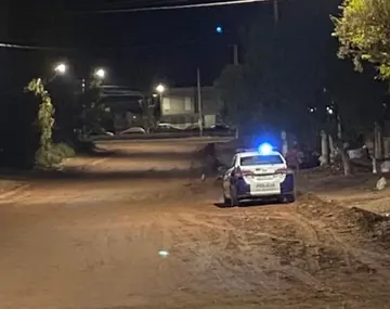 Los operativos policiales se despliegan en el barrio para resguardar el avance de la investigación.