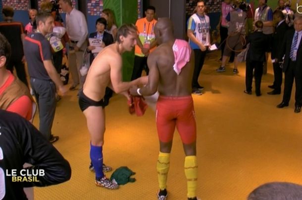 Insólito: Se quedaron sin camiseta y decidieron intercambiar pantalones