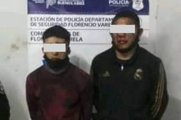 IMÁGENES SENSIBLES: Cruel golpiza de vecinos a dos supuestos ladrones antes de entregarlos
