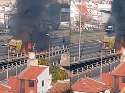 Un cami&oacute;n de basura se incendi&oacute; sobre la autopista
