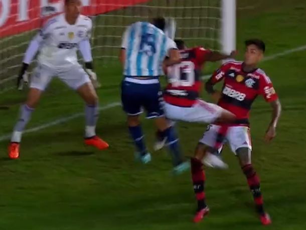 Polémica en el Cilindro: ¿era penal para Racing por mano en el área?