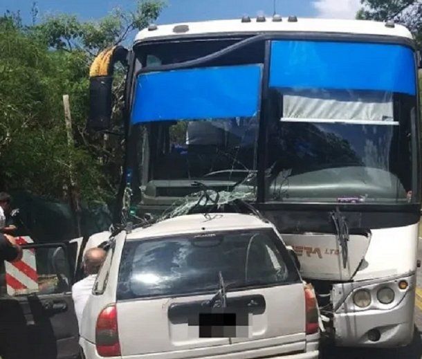 Córdoba: cuatro muertos por un choque frontal entre un auto y un colectivo