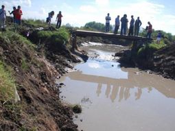 desesperada busqueda de un chico que cayo a un arroyo en medio del temporal desesperada busqueda de un chico que cayo a un arroyo en medio del temporal