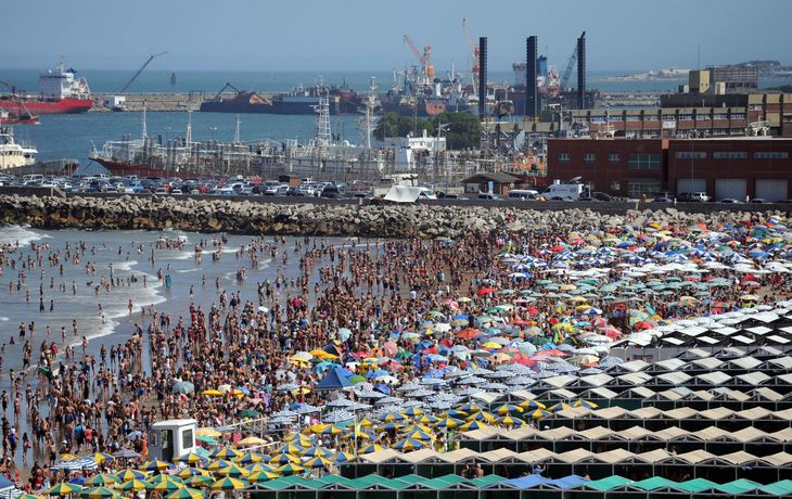 Llegó el calor a Mar del Plata y las playas estuvieron colmadas