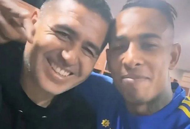 El polémico abrazo entre Riquelme y Sebastián Villa para Instagram