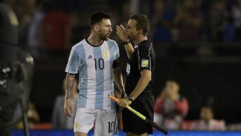 La discusión de Messi con el juez de línea Marcelo Vangasse La discusión de Messi con el juez de línea Marcelo Vangasse