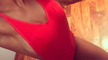 cinthia fernandez se rie de su selfie en malla cavada e imita a pamela anderson cinthia fernandez se rie de su selfie en malla cavada e imita a pamela anderson