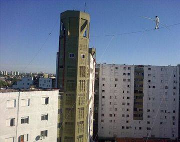 Equilibrista cruzó de un edificio a otro a 40 metros de altura