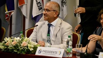 Fernando Echeverría Bessonart, fue reelecto intendente del departamento de Flores hasta el año 2025. Fernando Echeverría Bessonart, fue reelecto intendente del departamento de Flores hasta el año 2025.