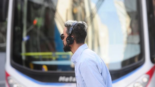 Escuchar música a altos volúmenes en la ciudad es uno de las causantes del zumbido Escuchar música a altos volúmenes en la ciudad es uno de las causantes del zumbido