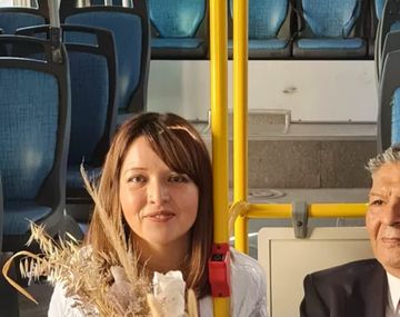 El dueño de una línea de colectivos se casó arriba de un interno