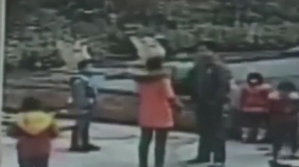 Una madre se agarra a las piñas con el hombre que golpeó a su hijo en una plaza